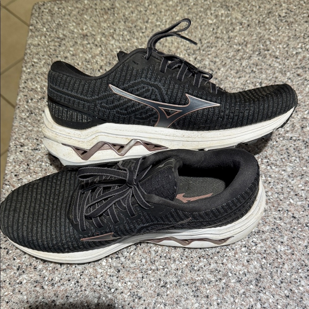 Mizuno Women's Black wave Inspire 18